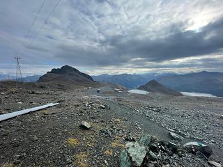 In der Mondlandschaft geht es los.