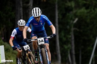 In der Startrunde duellierten sich Luca Braidot (vorne) und der französische U23-Fahrer Luca Martin um die erste Position.