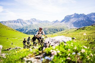 Oben nahe des Sattels wird das Gelände wieder flacher und wir erklimmen die restlichen, aussichtsreichen Höhenmeter im Sattel. Oben nahe des Sattels wird das Gelände wieder flacher und wir erklimmen die restlichen, aussichtsreichen Höhenmeter im Sattel.