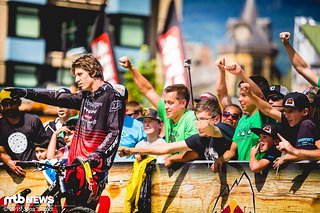 Brandon Semenuk feiert seinen Sieg - auf gewohnt entspannte Weise