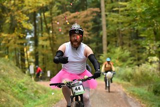 Die sportliche Kompressionsunterwäsche passt glänzend zum Krönchen Die sportliche Kompressionsunterwäsche passt glänzend zum Krönchen