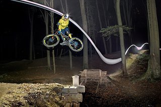 Mit 3200 Lumen auf dem Kopf ist es sogar möglich im Dunklen große Sprünge zu rocken und Tricks raus zu feuern. Aber vorher solltest du die Bahn und die Tricks im Schlaf können!