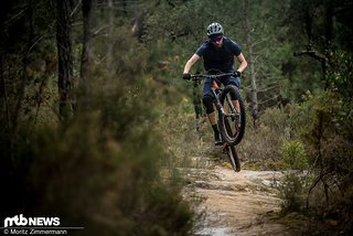 Obwohl es nicht das verspielteste Rad im Testfeld ist, hat das Trek eine solche Geschwindigkeit auf dem Trail, dass man gar keine Probleme hat, an kleinen Wellen wie dieser abzuspringen. Obwohl es nicht das verspielteste Rad im Testfeld ist, hat das Trek eine solche Geschwindigkeit auf dem Trail, dass man gar keine Probleme hat, an kleinen Wellen wie dieser abzuspringen.