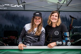 Anita schlüpft mit ihrem Robocop-Arm in die Supporter-Rolle
