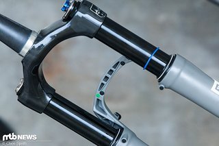 Luftdruck, Low-Speed-Zugstufe, Low-Speed-Druckstufe und Volumenspacer können bei der Axon Werx34 individuell verstellt werden. Luftdruck, Low-Speed-Zugstufe, Low-Speed-Druckstufe und Volumenspacer können bei der Axon Werx34 individuell verstellt werden.