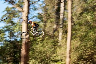 Nach seinen vielen, vielen Verletzungen der letzten Jahre scheint Gee Atherton wieder fit und locker auf dem Bike zu sein.