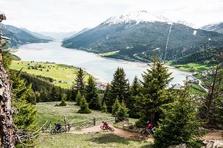 Der Blick auf den Reschensee begleitet einen stets in der Region. Der Blick auf den Reschensee begleitet einen stets in der Region.