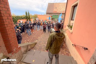 Begrüßung vom Thomas per Megafon. Begrüßung vom Thomas per Megafon.