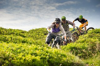 Unterwegs auf dicken Reifen: Stumpjumper (Herren) und Rhyme (Damen) rollen auf den neuen 6Fattie Laufrädern