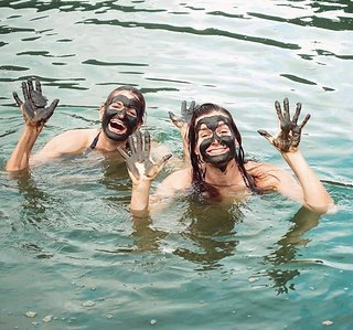In den heißen Naturquellen von Rotorua lässt es sich sehr gut erholen! Schlammpackungen hatten wir zwar schon am Wochenende ausgiebige, aber der Erholung schadet diese sicher nicht! #twinning