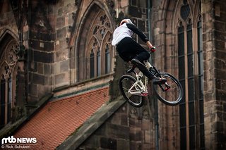 Mehdi Gani startete mit einem Tailwhip in den Jeep District