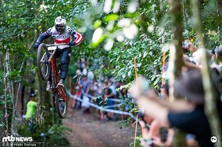 Aaron Gwin war letztes Jahr in Australien flott unterwegs, landete aber bei einem Sprung kurz vor dem Zielsprint im Gegenhang und verlor viel Schwung Aaron Gwin war letztes Jahr in Australien flott unterwegs, landete aber bei einem Sprung kurz vor dem Zielsprint im Gegenhang und verlor viel Schwung