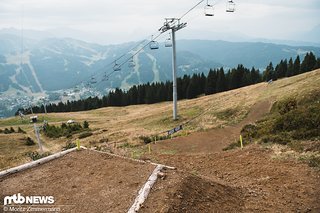 Der erste größere Step Down wurde fürs diesjährige Rennen etwas aufgeschüttet, dürfte aber alles in allem eine der kleinsten Herausforderungen in Les Gets sein.