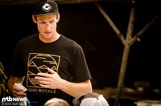 Der unerschrockene Kiwi Conor Mcfarlane hat eine der krassesten Linien und musste gestern im Training auch schon tief graben ...mit dem Gesicht. Ein kurzer Besuch im Krankenhaus war´s wert. Der unerschrockene Kiwi Conor Mcfarlane hat eine der krassesten Linien und musste gestern im Training auch schon tief graben ...mit dem Gesicht. Ein kurzer Besuch im Krankenhaus war´s wert.