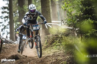 Andreas Kolb flitzt vor David Trummer die weitgehend naturbelassene Strecke hinab