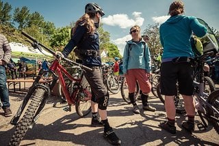 Neben Testbikes und Verpflegung ist selbstverständlich auch der Bekleidungs- und Zubehör-Bereich vertreten