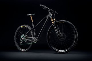 Das Hardtail mit 130 mm Federweg vorne ist als Rahmenkit oder in vier verschiedenen Komplettkonfigurationen erhältlich