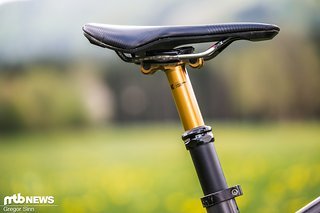 Eine mechanische Fox Transfer-Sattelstütze sorgt für Freiheit in der Abfahrt. Eine mechanische Fox Transfer-Sattelstütze sorgt für Freiheit in der Abfahrt.
