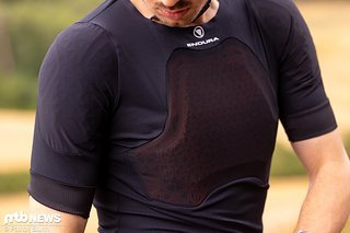 Der Endura MT500 D3O Ghost Baselayer schützt Brust, Schultern sowie Rücken und will mit seiner flachen Silhouette punkten.