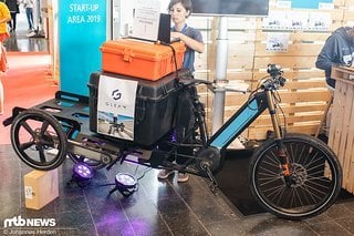 Ja, hat einen Motor – aber vor allem eine Fox-Doppelbrückengabel. Wer es also richtig krachen lassen möchte – das Gleam Cargobike ist definitiv das Rad für die richtig schweren Lasten!