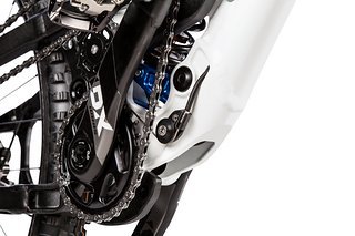 Die Dämpfungskartusche ist im Unterrohr versteckt und wird über einen Zug mit dem Umlenkröllchen verbunden. Die Dämpfungskartusche ist im Unterrohr versteckt und wird über einen Zug mit dem Umlenkröllchen verbunden.