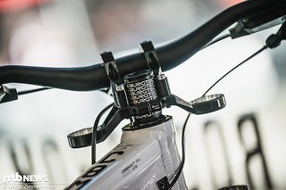 Eine hohe Front gibt's am Rad von Loris Vergier.