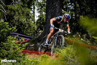 Viele Wurzeln und eher kürzere Anstiege sorgen in Lenzerheide zumeist für enorm enge Rennverläufe.