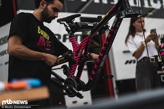 In den Commencal-Pits haben diverse Antriebe durch ihre Abwesenheit von Kabeln geglänzt