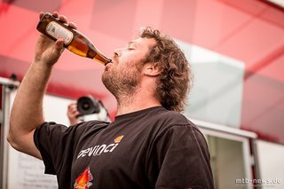 Len Hornidge, Champion von 2010, fertigt einen Gegner ab...