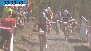 Lukas Flückiger führt kurz nach dem Start das Feld an. An seinem Hinterrad lauert schon Julien Absalon.