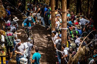 Der Wald voll Fans. Die Sonne täuscht. Der Regen der Nacht hat die Strecken nachhalig durchnässt Der Wald voll Fans. Die Sonne täuscht. Der Regen der Nacht hat die Strecken nachhalig durchnässt
