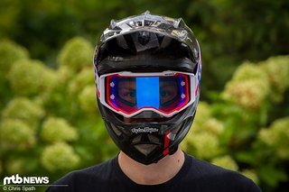 Die Bügel täuschen: in den Troy Lee Designs D3 passt die Scott Prospect wie angegossen Die Bügel täuschen: in den Troy Lee Designs D3 passt die Scott Prospect wie angegossen
