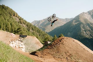 Sam Pilgrim sorgte mit einem Backflip Superman für eine schöne Ergänzung zum Bergpanorama. Sam Pilgrim sorgte mit einem Backflip Superman für eine schöne Ergänzung zum Bergpanorama.