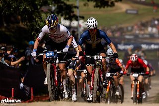 Laura Stigger (links) und Jenny Rissveds (rechts) drücken von Beginn aufs Gaspedal.