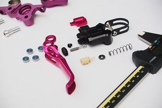 4 Kugellager und ein Kolben aus IGUS J-Material. 4 Kugellager und ein Kolben aus IGUS J-Material.