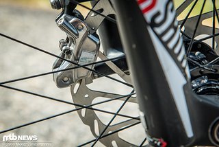 Ob die silbernen Chips wirklich einen Unterschied machen? Fest steht: Rémi Thirion ist nicht der einzige Fahrer, der die Chips verwendet Ob die silbernen Chips wirklich einen Unterschied machen? Fest steht: Rémi Thirion ist nicht der einzige Fahrer, der die Chips verwendet