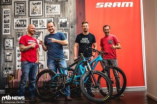Die glücklichen Gewinner Günther und Manuel (Mitte) mit Carsten und Elmar, der Manuels Evil The Wreckoning am liebsten dabehalten hätte. Wir freuen uns auf eure Berichte!