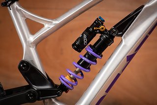 Hinten federt hier der neue und seltene Formula MOD Coil-Dämpfer. Hinten federt hier der neue und seltene Formula MOD Coil-Dämpfer.