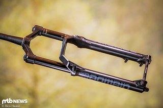 Die neue RockShox Domain RC bietet dicke 38 mm-Standrohre und 150 bis 180 mm Federweg für 594 € (UVP) Die neue RockShox Domain RC bietet dicke 38 mm-Standrohre und 150 bis 180 mm Federweg für 594 € (UVP)