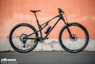 Selbst im steilsten Setting ist der Lenkwinkel 65,8° flach, der Rahmen ist nicht für einen Remote Lock Out vorbereitet und 130 mm Federweg vorne sind selbst für moderne XC-Strecken recht viel