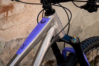 Wunderschöne Decals, die nicht nur mit den Formula-Federungskomponenten harmonieren, sondern das Bike auch zu etwas Besonderem machen. Wunderschöne Decals, die nicht nur mit den Formula-Federungskomponenten harmonieren, sondern das Bike auch zu etwas Besonderem machen.
