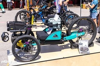 Das neue Bowhead RX von Tarek Rasouli ermöglicht Trailbiken auf drei Rädern – angetrieben wird der Elektromotor von den Handkurbeln.