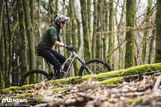 Trotz massivem Reach-Wert wird dank steilem Sitzwinkel von 78,4° eine aufrechte und angenehme Sitzposition erreicht. Trotz massivem Reach-Wert wird dank steilem Sitzwinkel von 78,4° eine aufrechte und angenehme Sitzposition erreicht.