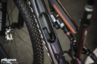 Erstmalig kommt das High End Cross-Country-Rad von Specialized mit einem Staufach daher. Erstmalig kommt das High End Cross-Country-Rad von Specialized mit einem Staufach daher.