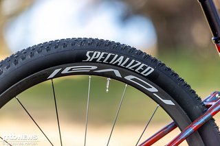 Auf die superleichten Roval-Felgen sind die hauseigenen und brandneuen Air Trak-Reifen montiert. Auf die superleichten Roval-Felgen sind die hauseigenen und brandneuen Air Trak-Reifen montiert.