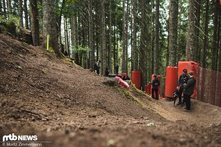 Der Eingang in den Wald nach dem See sah beim Track Walk noch recht gepflegt aus, doch spätestens nach dem Training dürfte auch diese Passage ordentlich ramponiert sein.