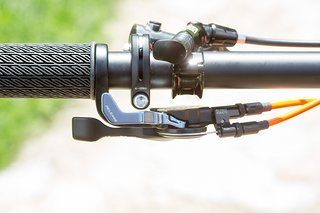 Alle Hände voll zu tun: Reverb und TwinLoc wollen bedient werden, entsprechend viele Leitungen und Kabel laufen vom Lenker weg in Richtung Rahmen und Fahrwerk