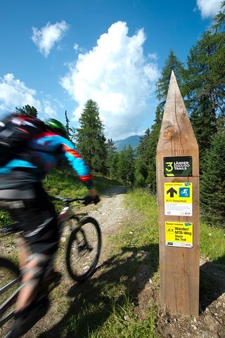 Als Novum wird es beim Alutech 3Länder Enduro-Rennen eine 2er-Teamwertung geben, bei der beide Fahrer zusammen im Ziel der Stages ankommen müssen. Als Novum wird es beim Alutech 3Länder Enduro-Rennen eine 2er-Teamwertung geben, bei der beide Fahrer zusammen im Ziel der Stages ankommen müssen.