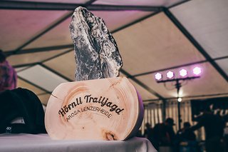 Der Pokal für den Gesamtsieg geht an das Team, das die Durchschnittszeit aller gefahrenen Zeiten ins Ziel gebracht hat Der Pokal für den Gesamtsieg geht an das Team, das die Durchschnittszeit aller gefahrenen Zeiten ins Ziel gebracht hat