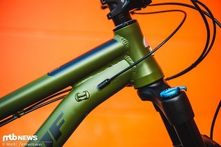 Nukeproof hat dem Scout 290 eine abfahrtslastige Enduro-Geometrie verpasst. Der flache Lenkwinkel, die 440 mm langen Kettenstreben und der gut gewählte Reach sollen für jede Menge Laufruhe und Fahrspaß sorgen. Nukeproof hat dem Scout 290 eine abfahrtslastige Enduro-Geometrie verpasst. Der flache Lenkwinkel, die 440 mm langen Kettenstreben und der gut gewählte Reach sollen für jede Menge Laufruhe und Fahrspaß sorgen.